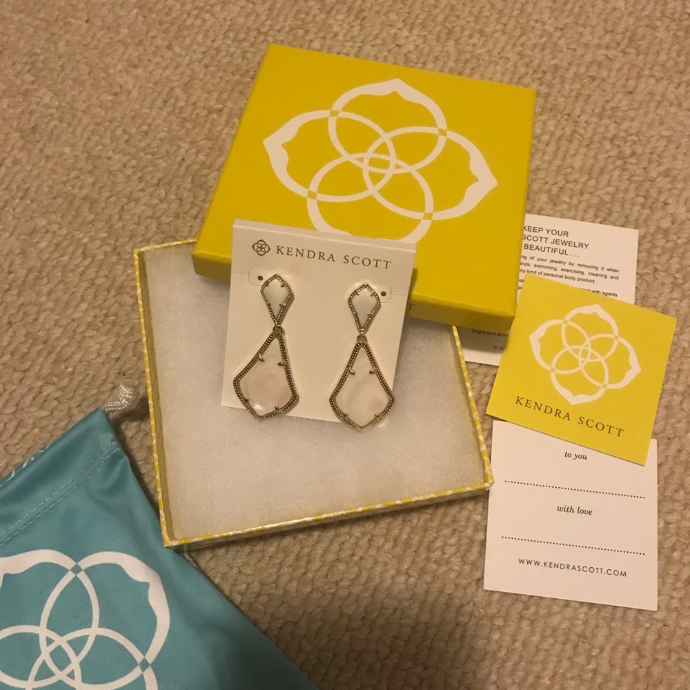 Kendra Scott ✨ Alexa Statement Drop Earrings Pearl